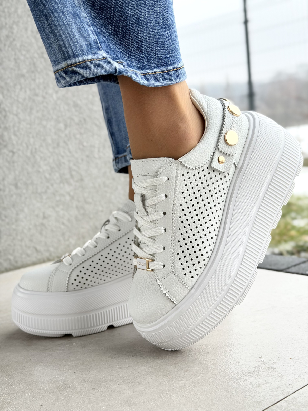 Białe sneakersy skórzane na platformie casual