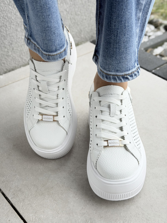 Białe sneakersy skórzane na platformie casual