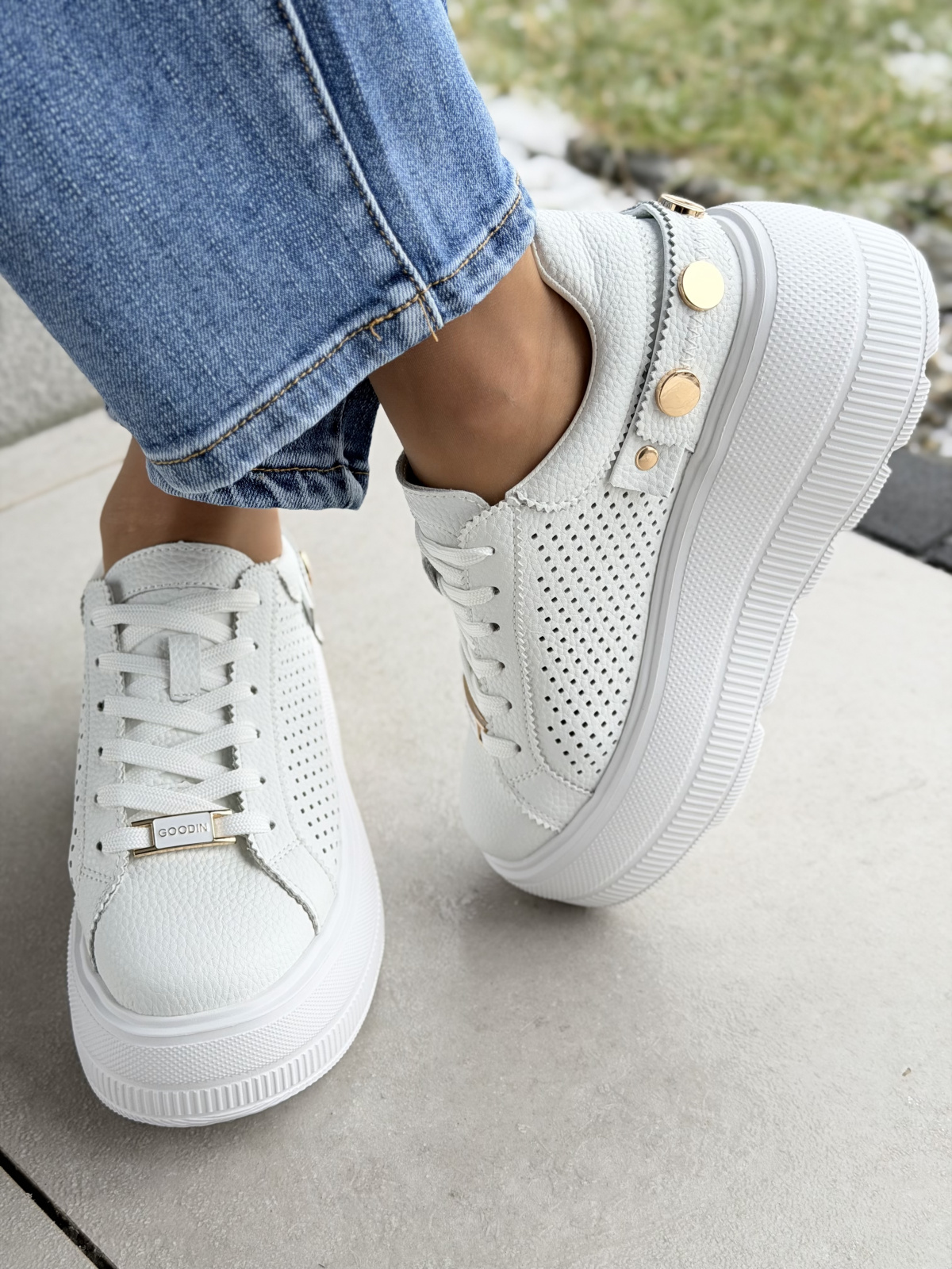 Białe sneakersy skórzane na platformie casual