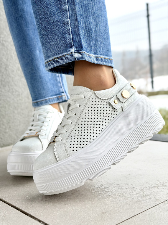 Białe sneakersy skórzane na platformie casual