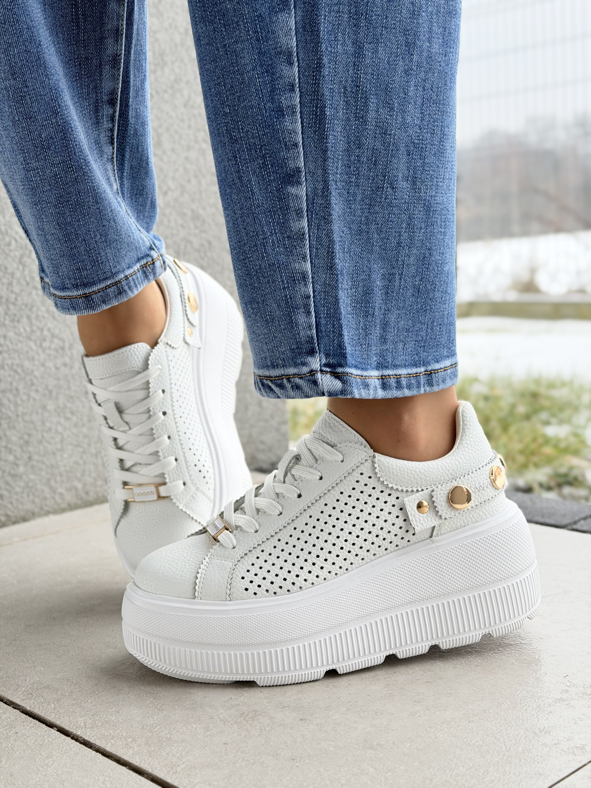 Białe sneakersy skórzane na platformie casual