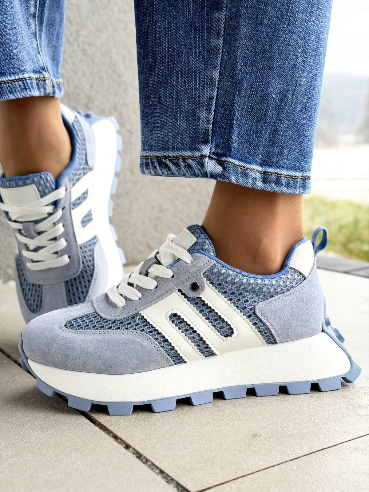 Niebieskie sneakersy skórzane na platformie casual