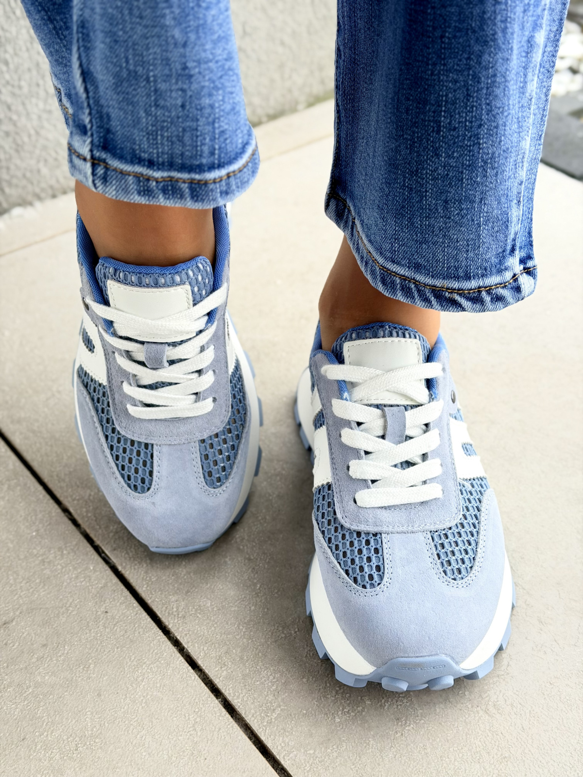 Niebieskie sneakersy skórzane na platformie casual