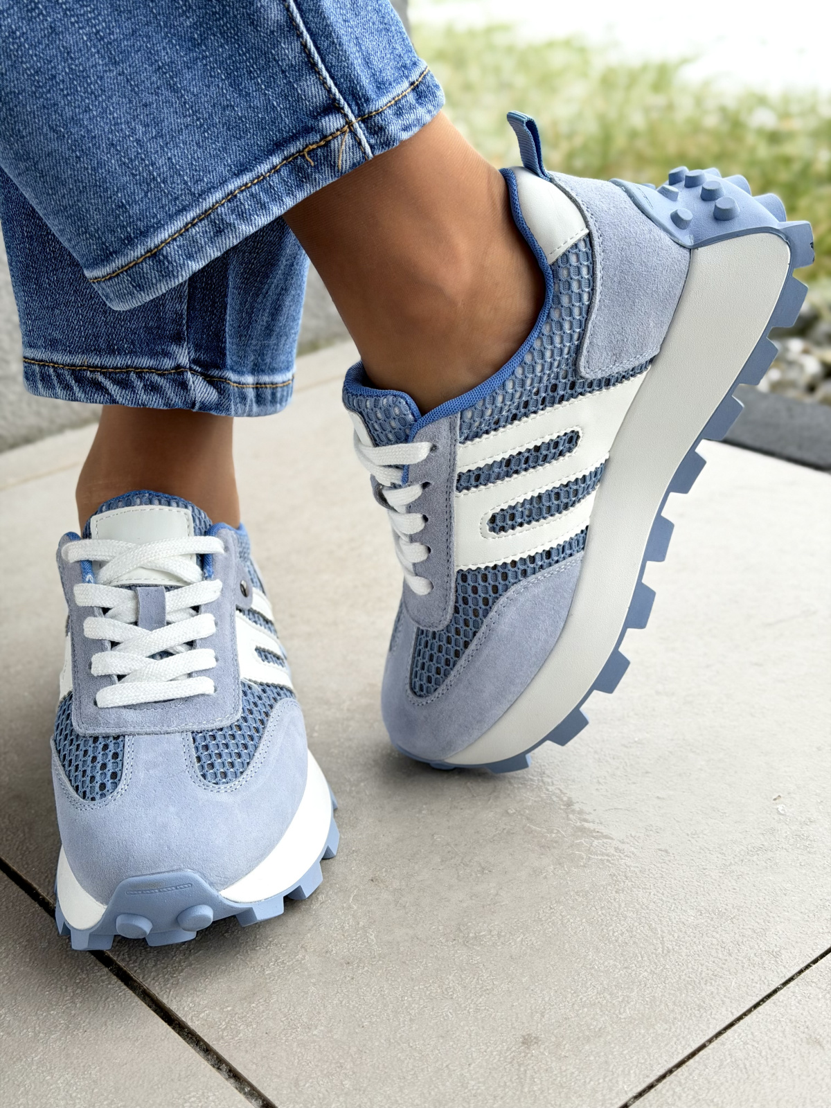 Niebieskie sneakersy skórzane na platformie casual