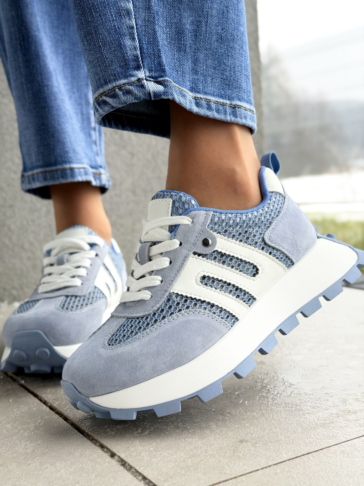 Niebieskie sneakersy skórzane na platformie casual