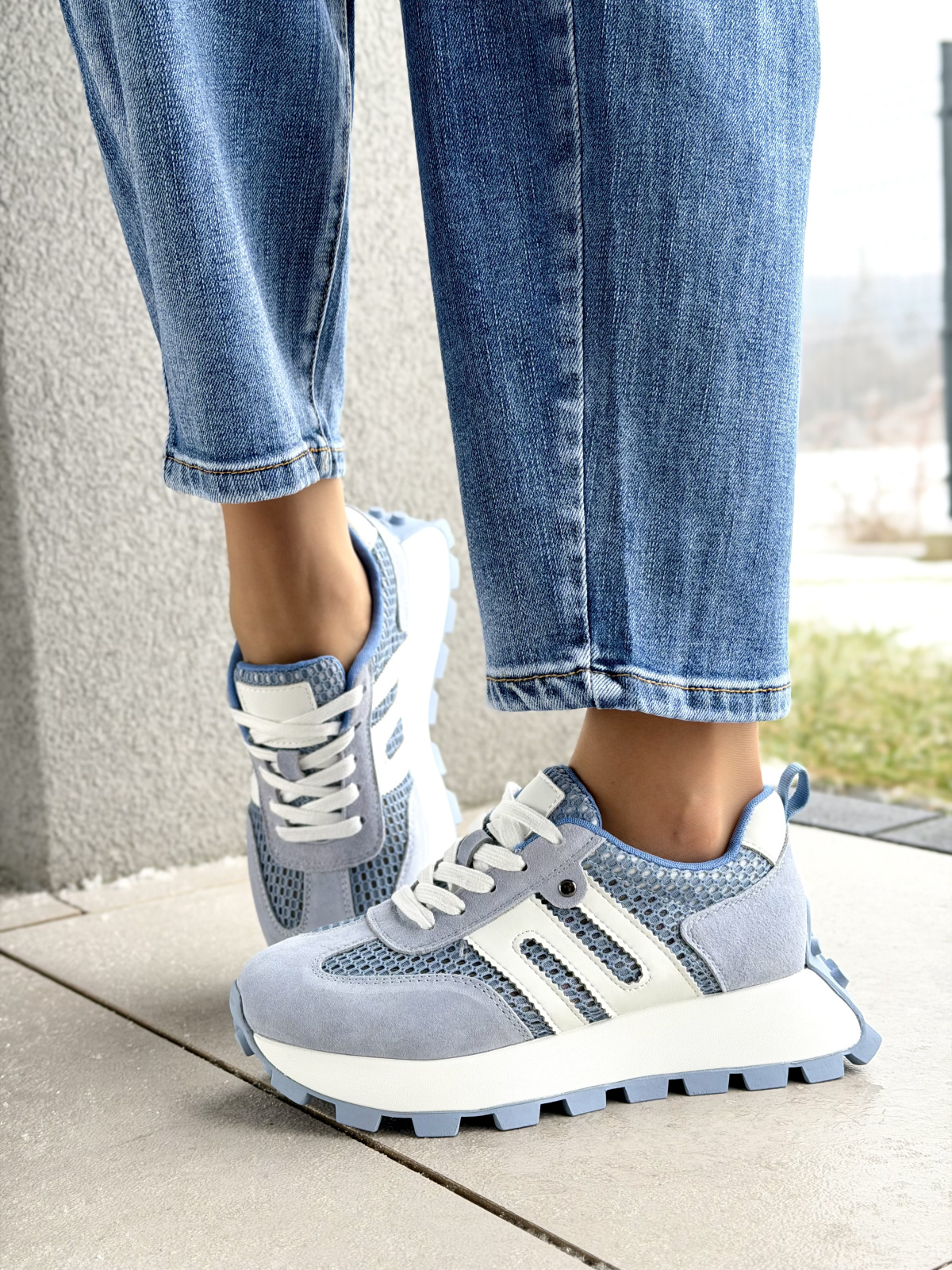 Niebieskie sneakersy skórzane na platformie casual