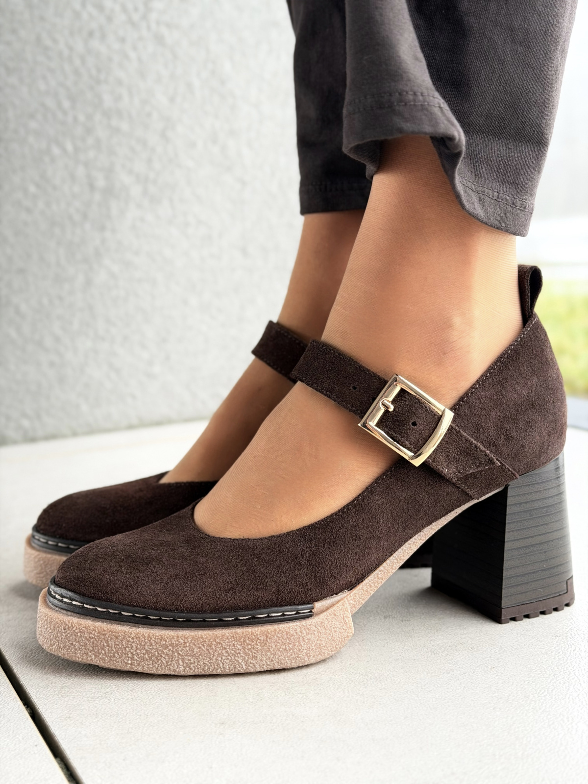 Brązowe czółenka zamszowe na słupku z paskiem OLEKSY