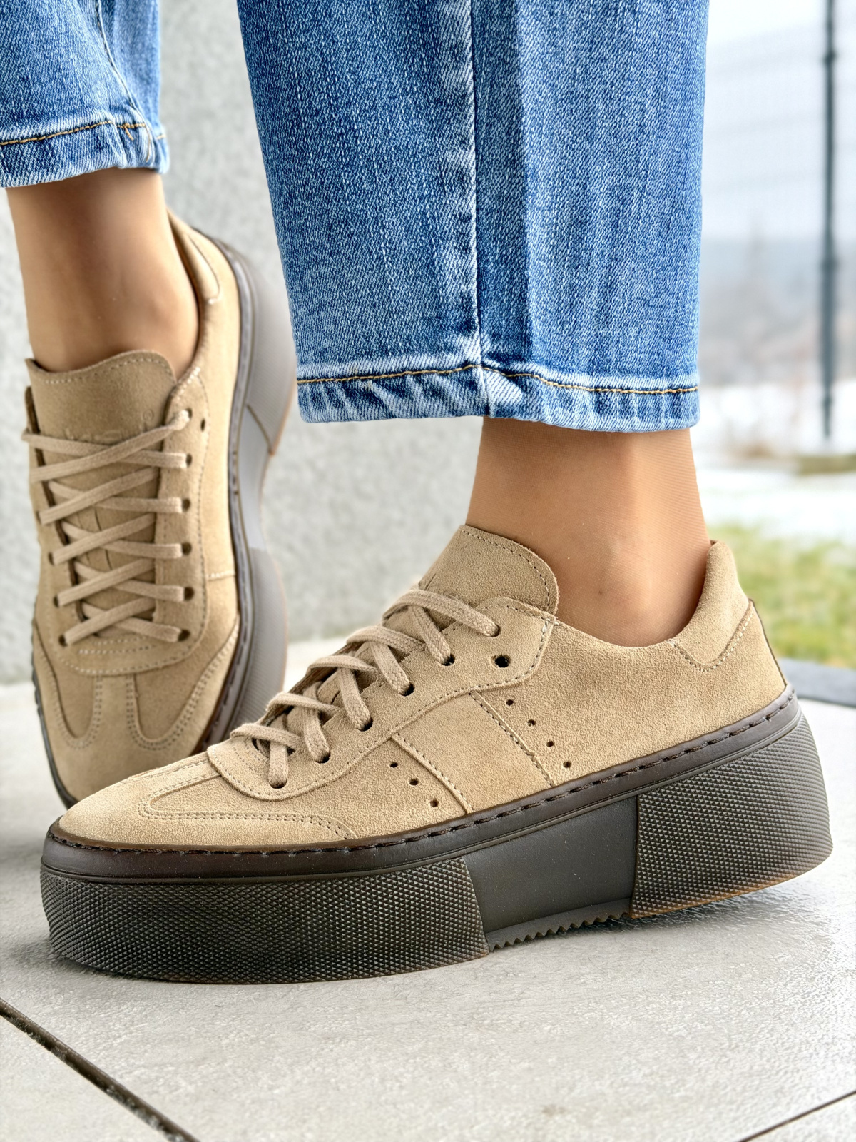 Beżowe sneakersy damskie OLEKSY ze skóry naturalnej na platformie