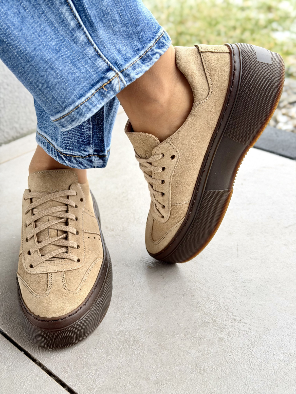 Beżowe sneakersy damskie OLEKSY ze skóry naturalnej na platformie