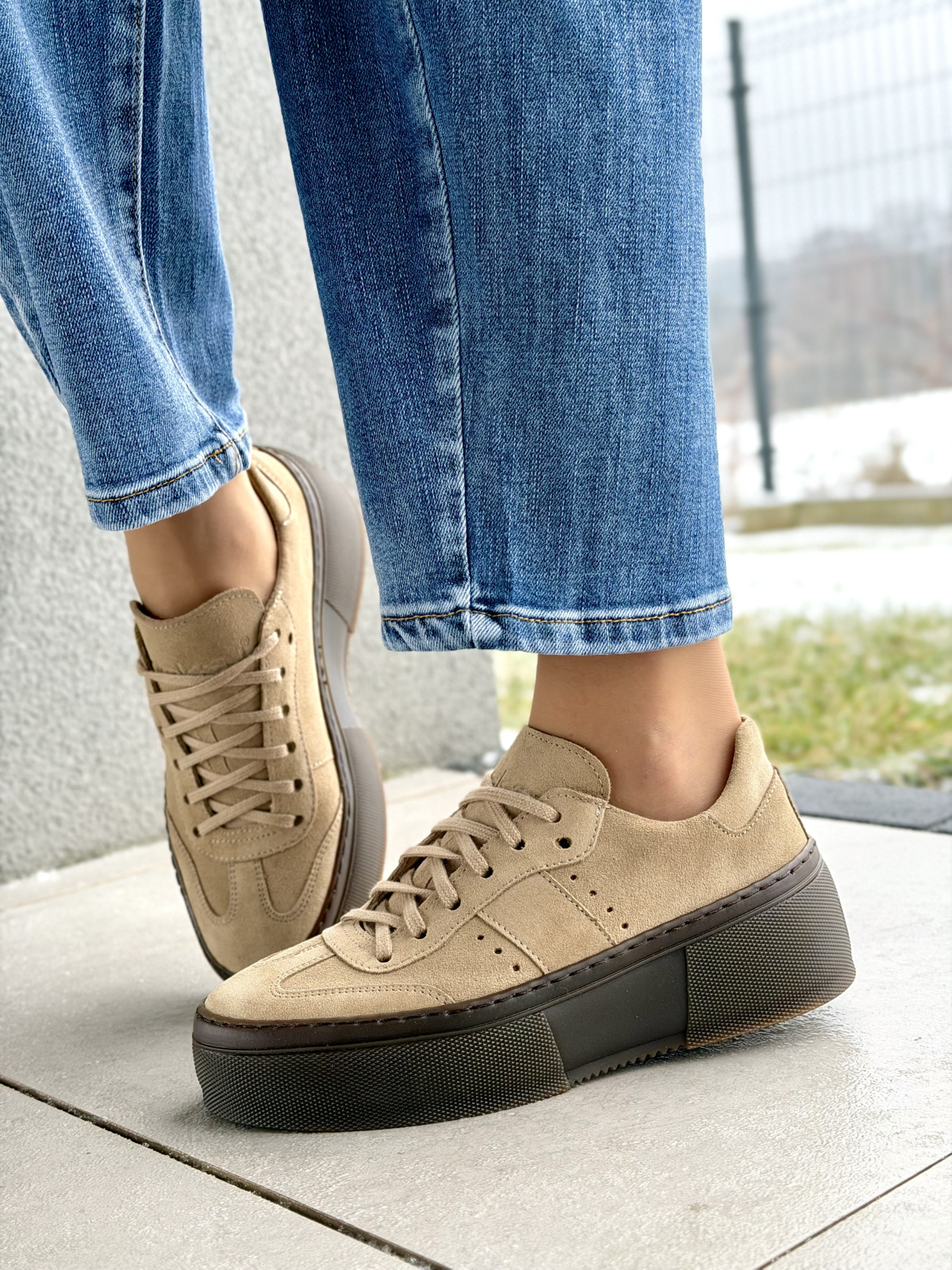 Beżowe sneakersy damskie OLEKSY ze skóry naturalnej na platformie
