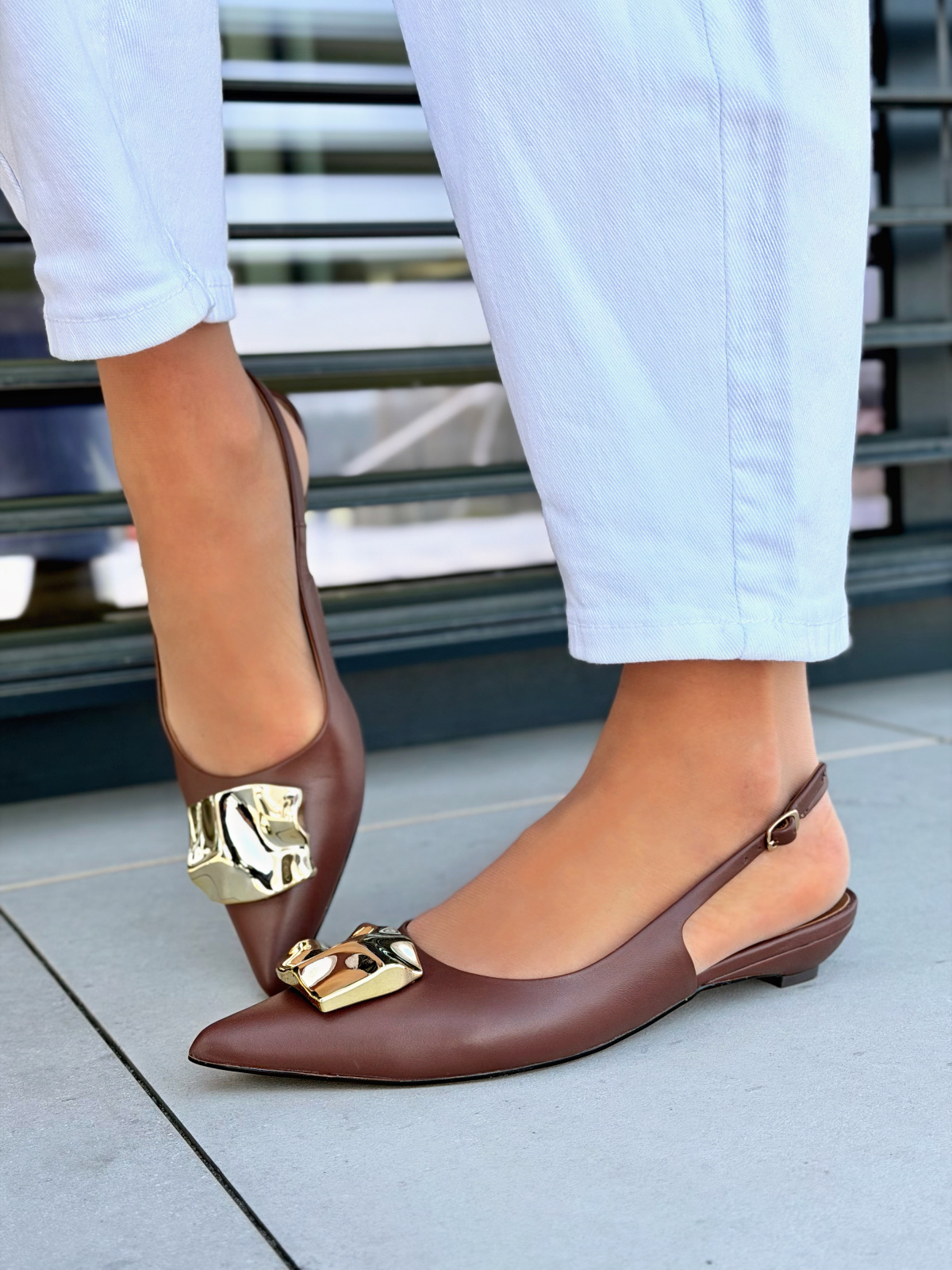 Brązowe sandały slingback ze skóry naturalnej OLEKSY eleganckie złota klamra