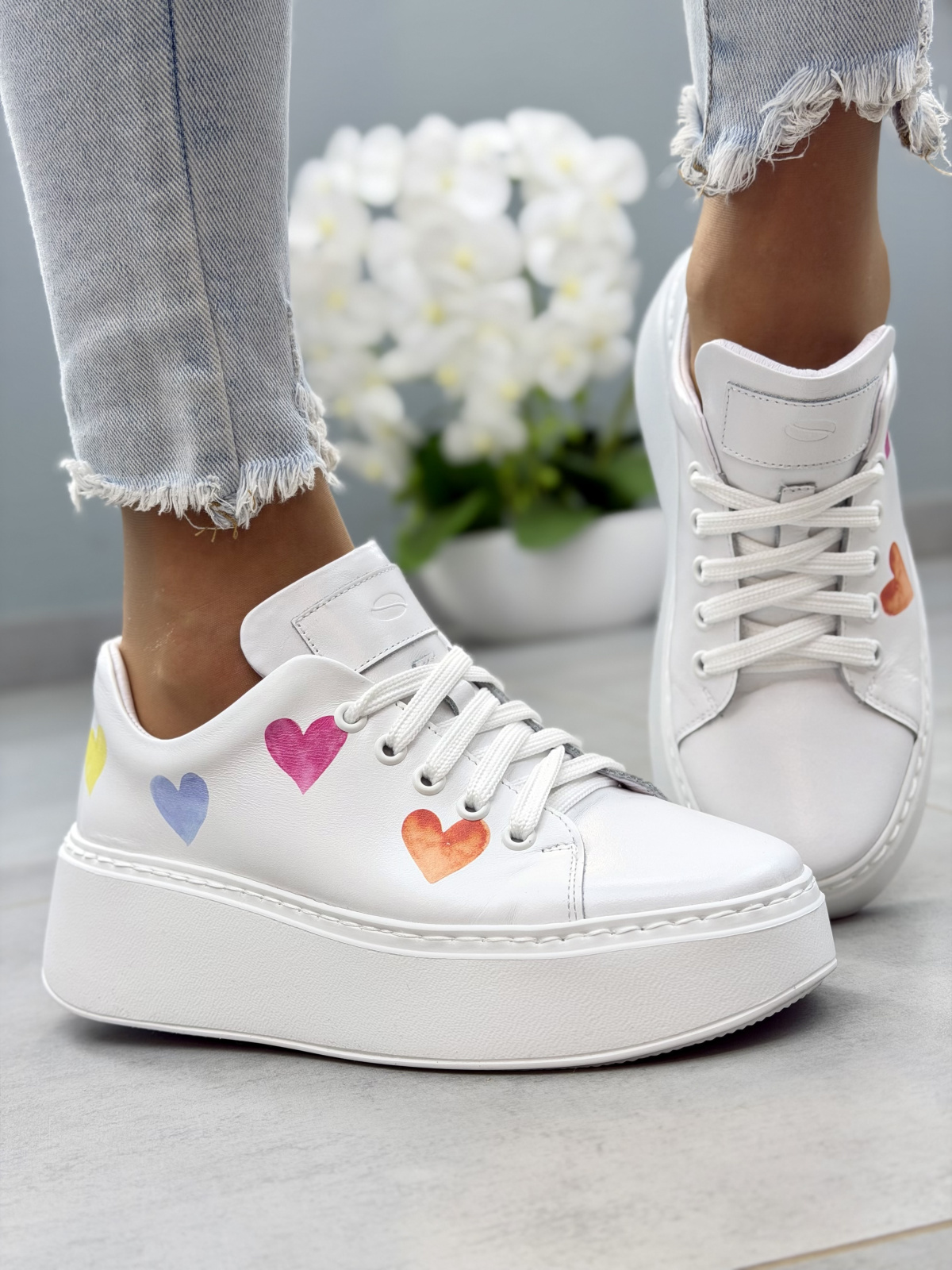 Białe sneakersy skórzane OLEKSY na platformie z kolorowym nadrukiem casual