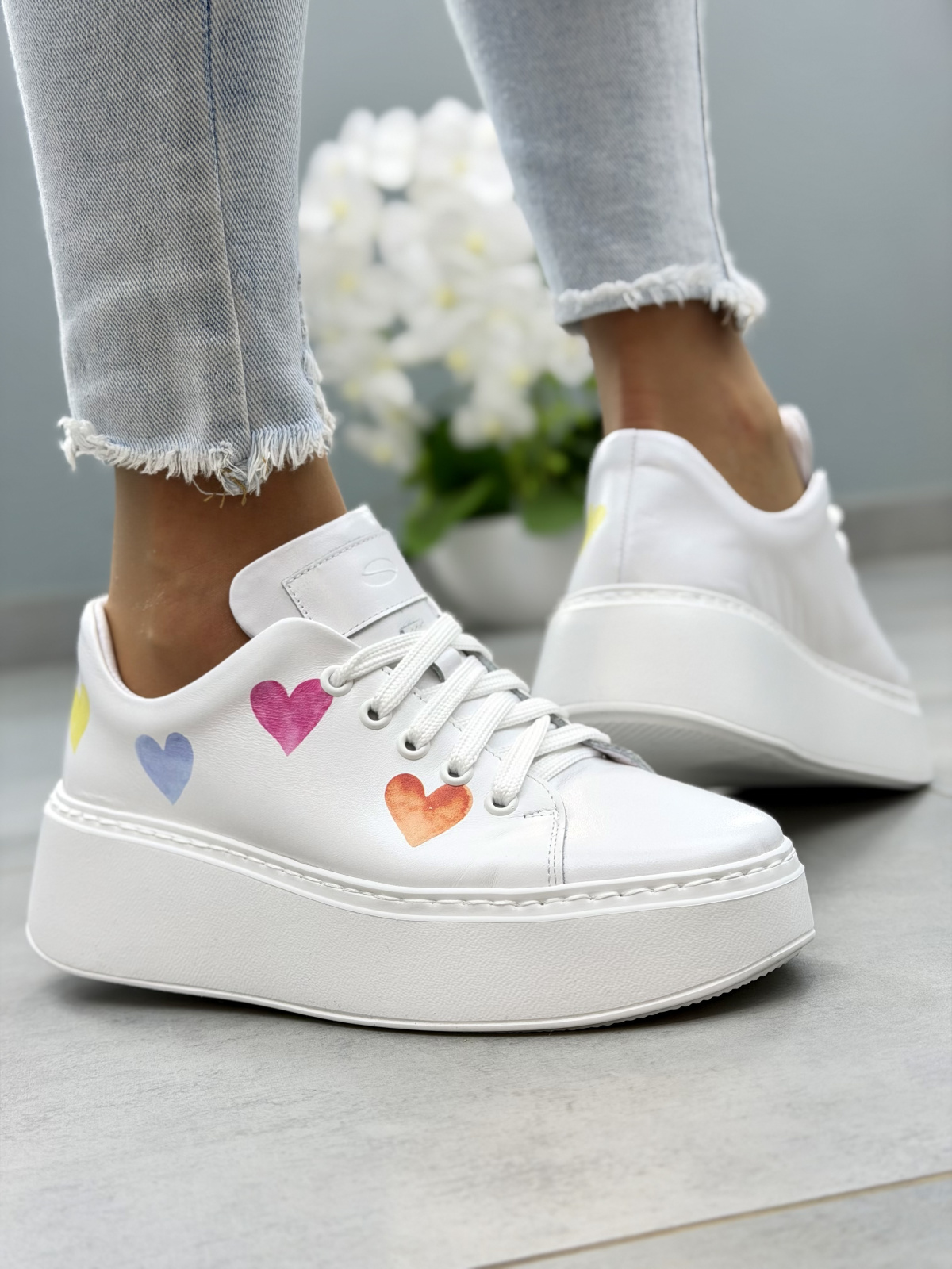 Białe sneakersy skórzane OLEKSY na platformie z kolorowym nadrukiem casual