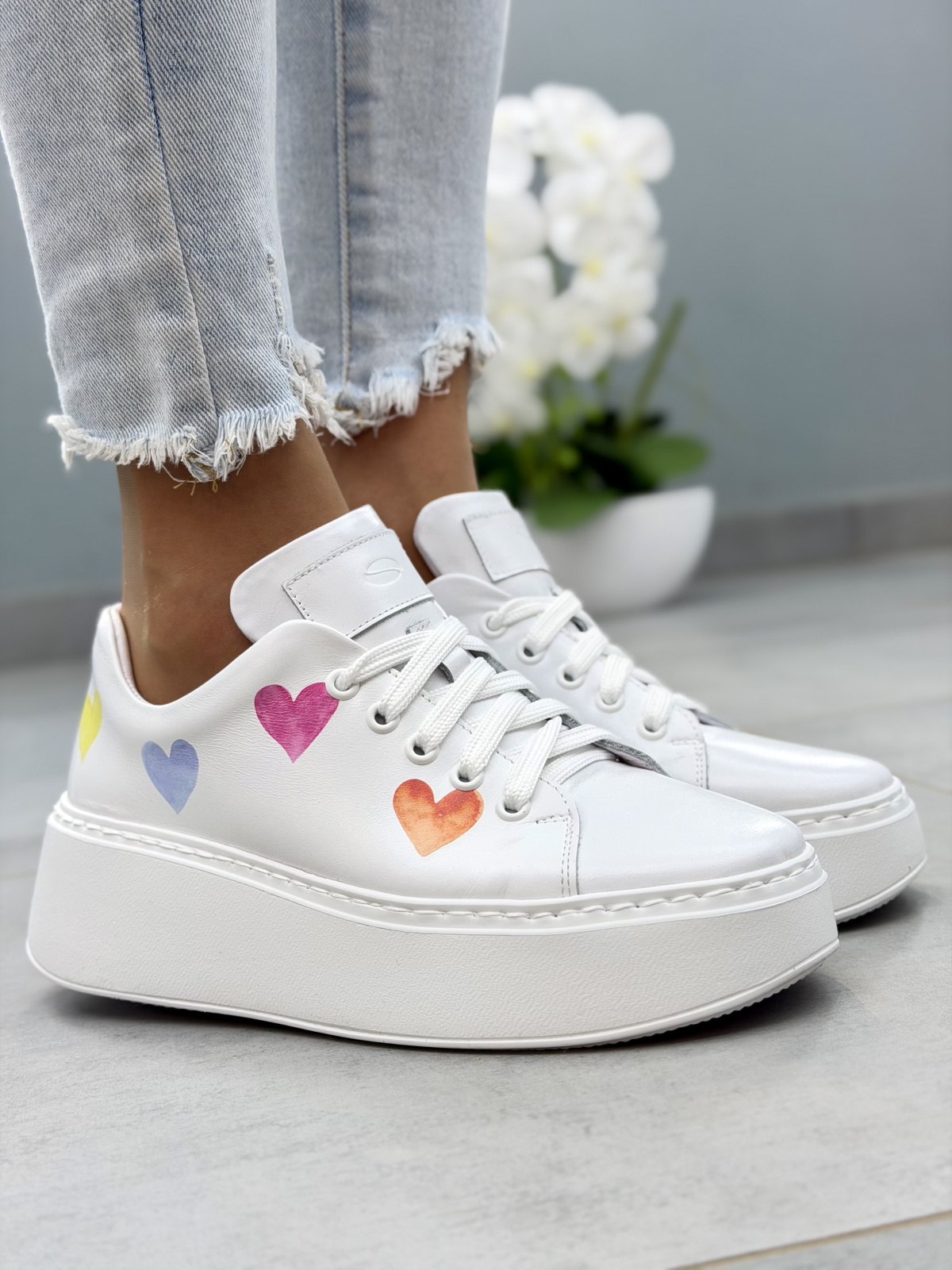 Białe sneakersy skórzane OLEKSY na platformie z kolorowym nadrukiem casual