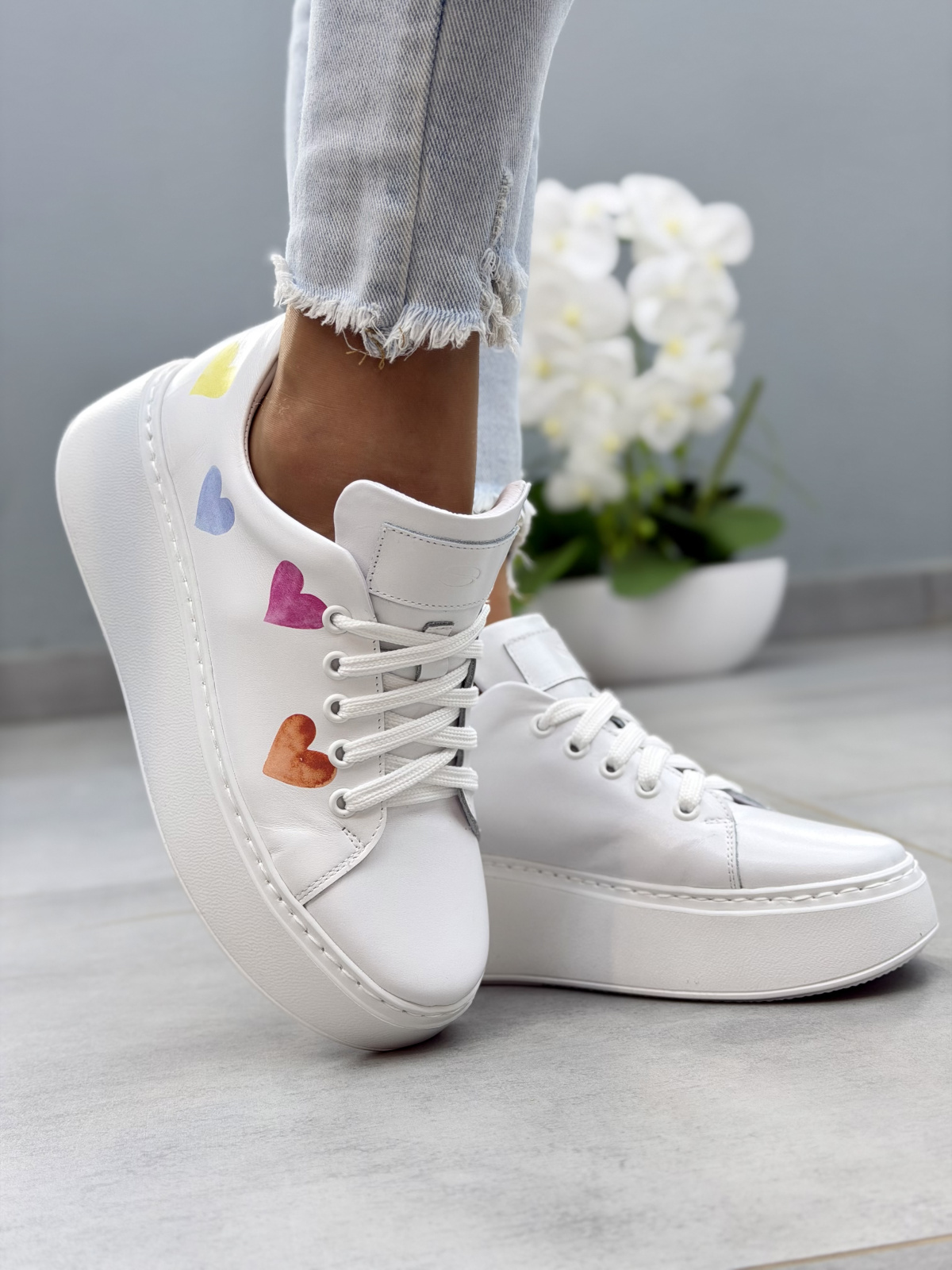 Białe sneakersy skórzane OLEKSY na platformie z kolorowym nadrukiem casual