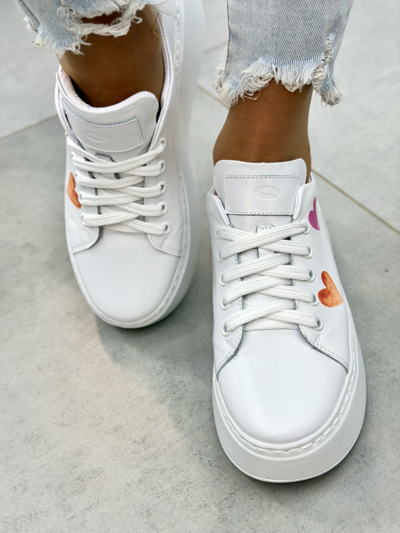 Białe sneakersy skórzane OLEKSY na platformie z kolorowym nadrukiem casual