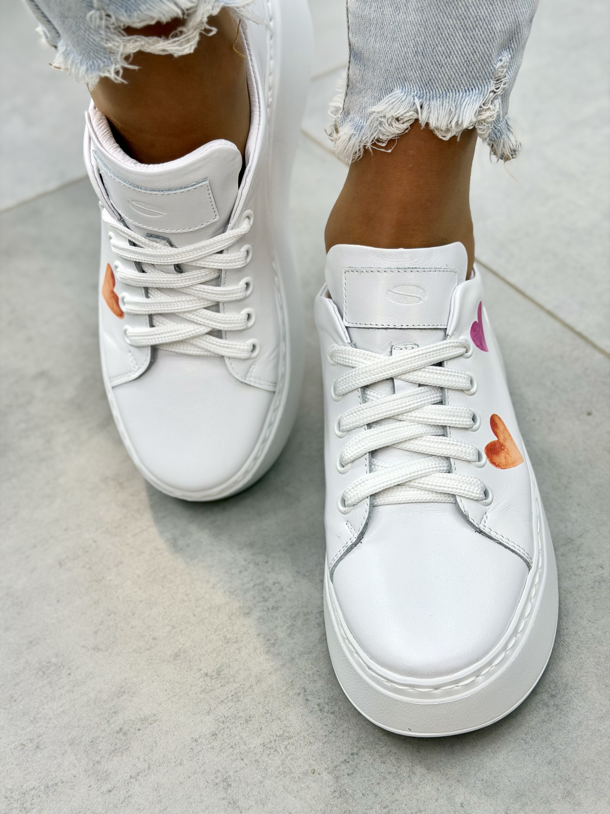 Białe sneakersy skórzane OLEKSY na platformie z kolorowym nadrukiem casual