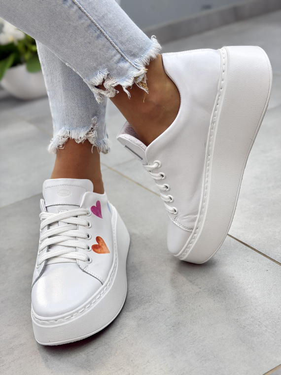 Białe sneakersy skórzane OLEKSY na platformie z kolorowym nadrukiem casual