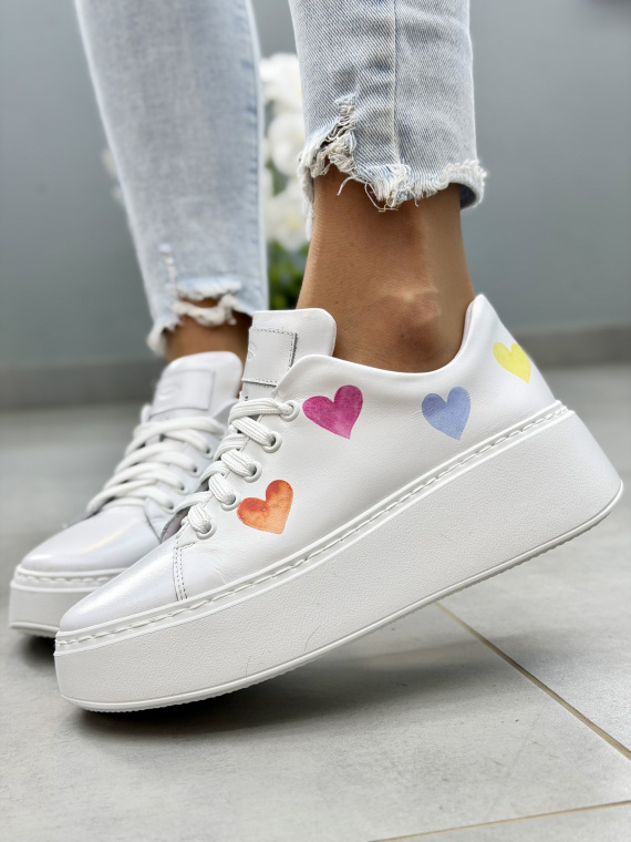 Białe sneakersy skórzane OLEKSY na platformie z kolorowym nadrukiem casual
