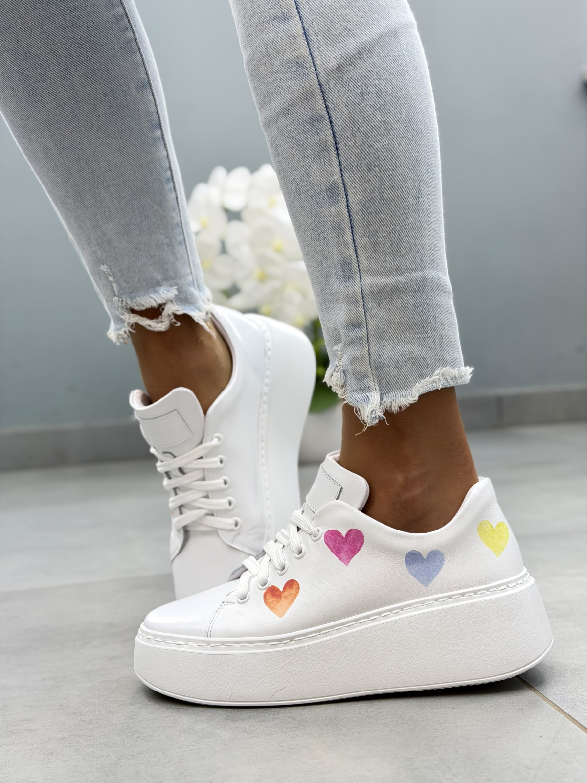 Białe sneakersy skórzane OLEKSY na platformie z kolorowym nadrukiem casual