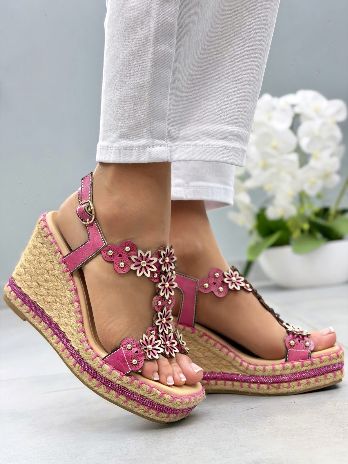 Różowe sandały skórzane OLEKSY na koturnie z kwiatowymi paskami
