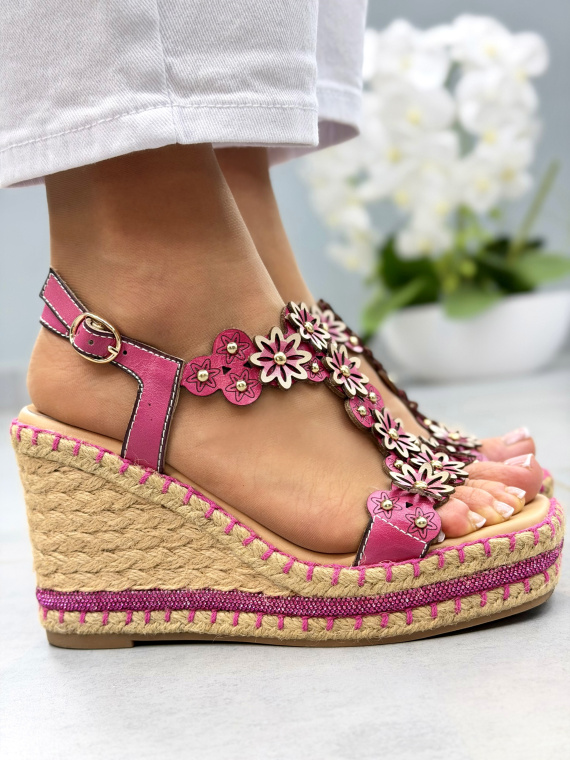 Różowe sandały skórzane OLEKSY na koturnie z kwiatowymi paskami