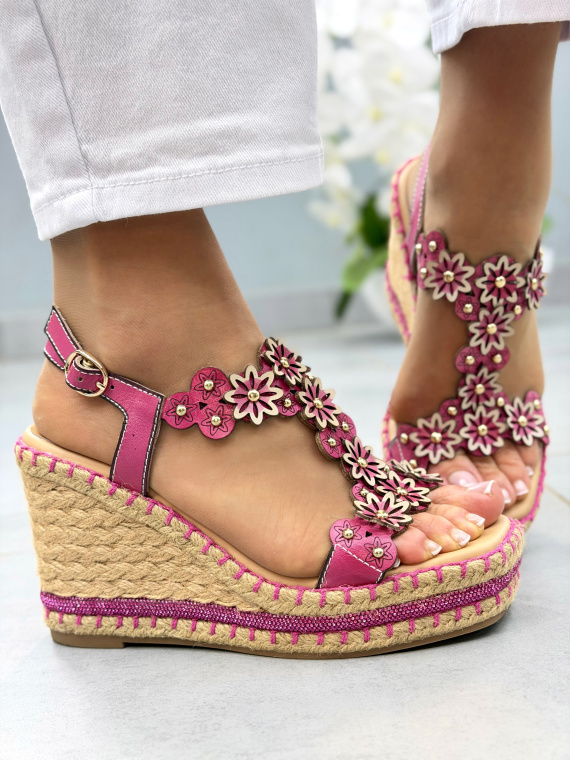 Różowe sandały skórzane OLEKSY na koturnie z kwiatowymi paskami