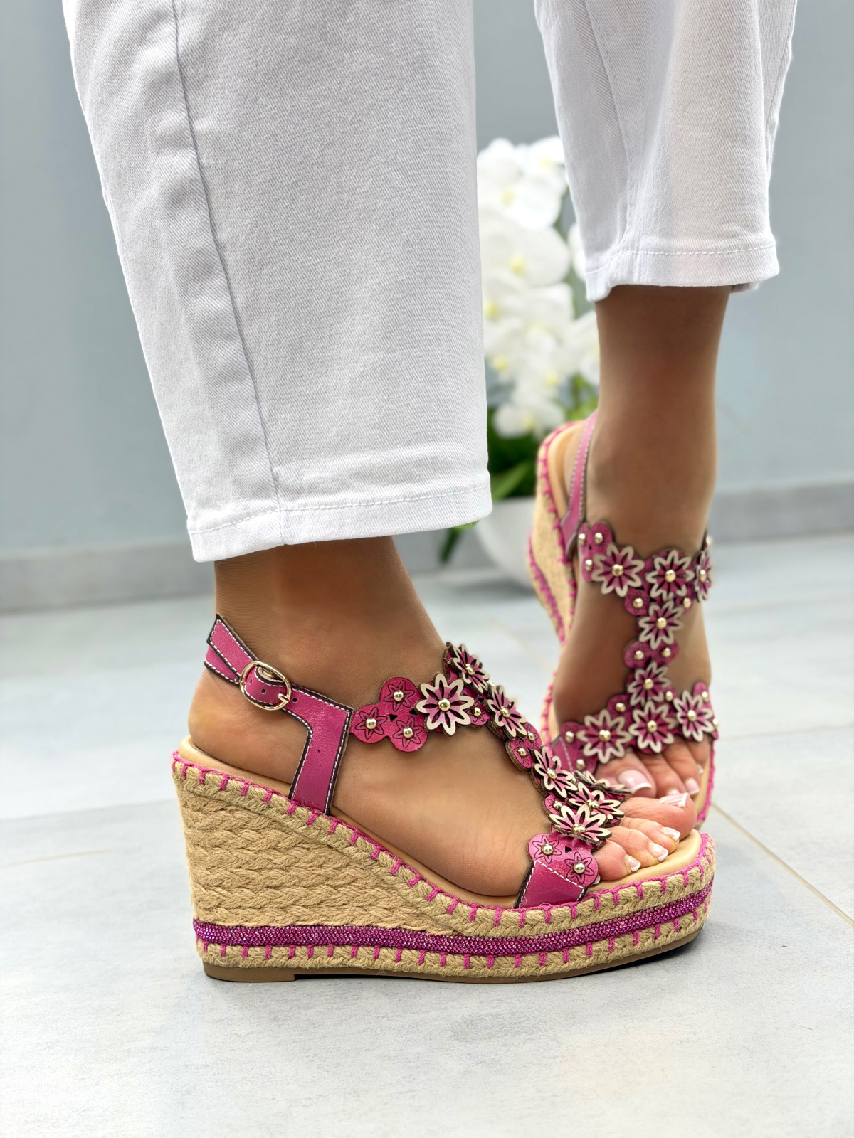 Różowe sandały skórzane OLEKSY na koturnie z kwiatowymi paskami