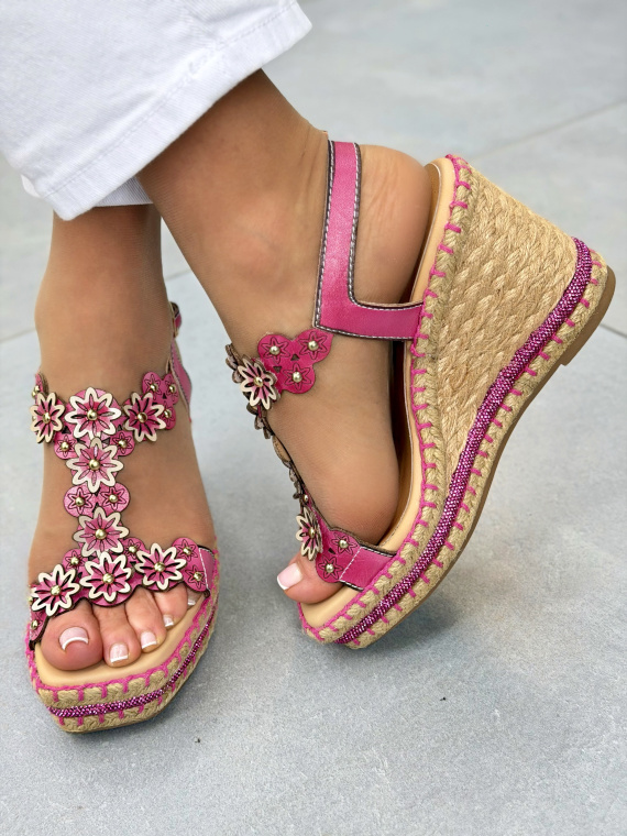 Różowe sandały skórzane OLEKSY na koturnie z kwiatowymi paskami