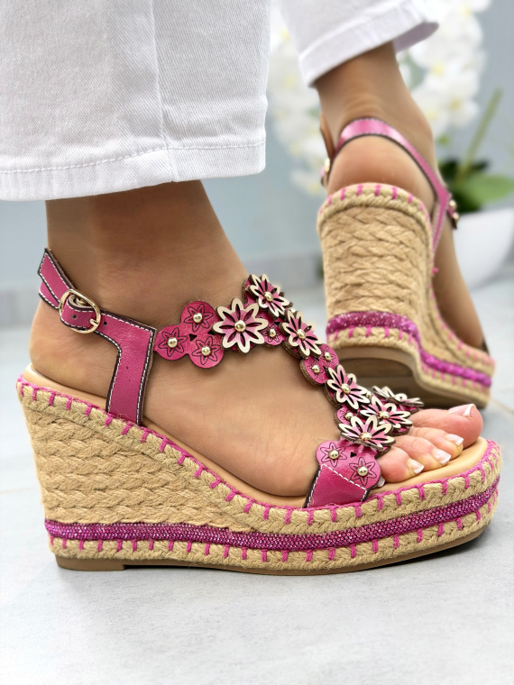 Różowe sandały skórzane OLEKSY na koturnie z kwiatowymi paskami