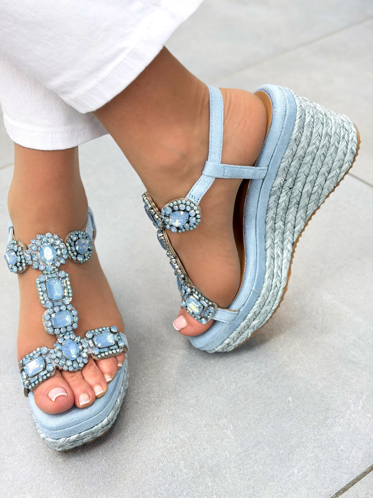 Błękitne sandały na platformie OLEKSY z ozdobnymi kamieniami