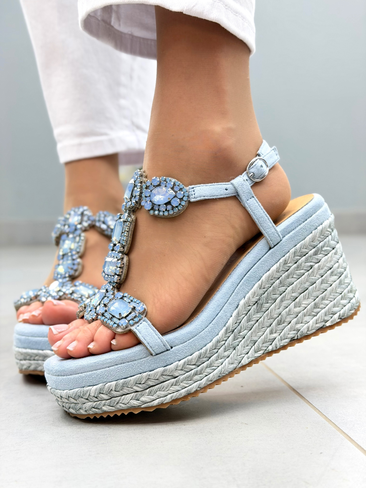 Błękitne sandały na platformie OLEKSY z ozdobnymi kamieniami