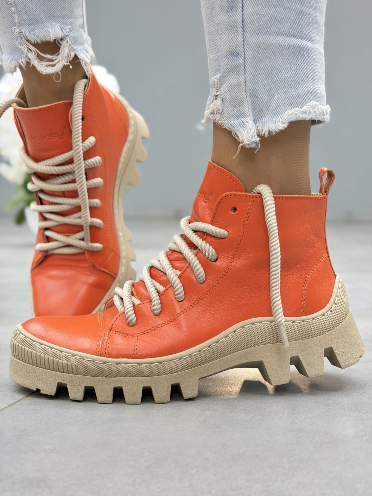 Pomarańczowe wiosenne trapery OLEKSY casual ze skóry naturalnej sznurowane damskie