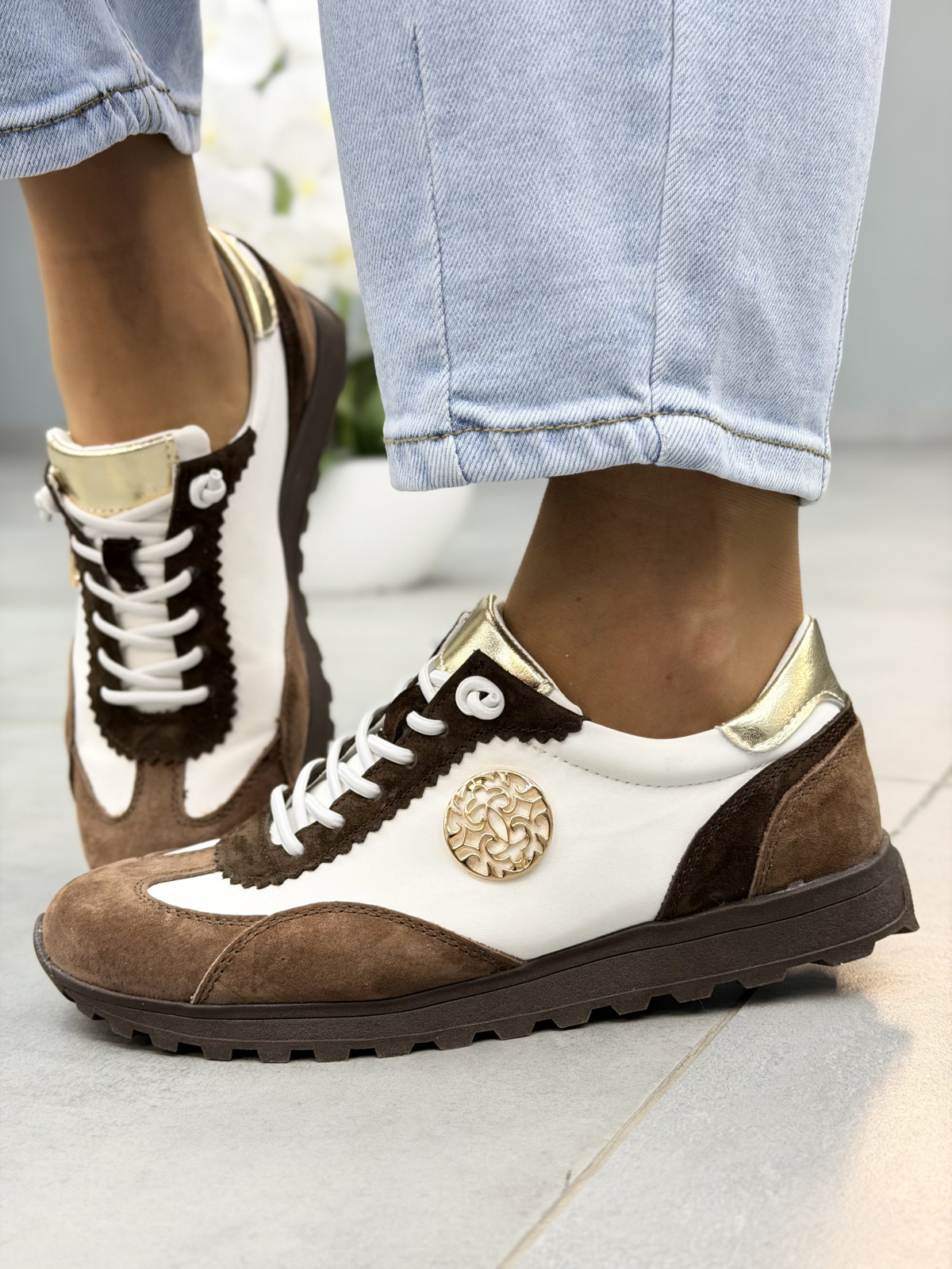 Brązowo-białe sneakersy damskie skórzane casual