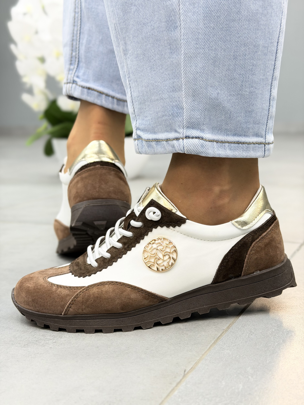 Brązowo-białe sneakersy damskie skórzane casual