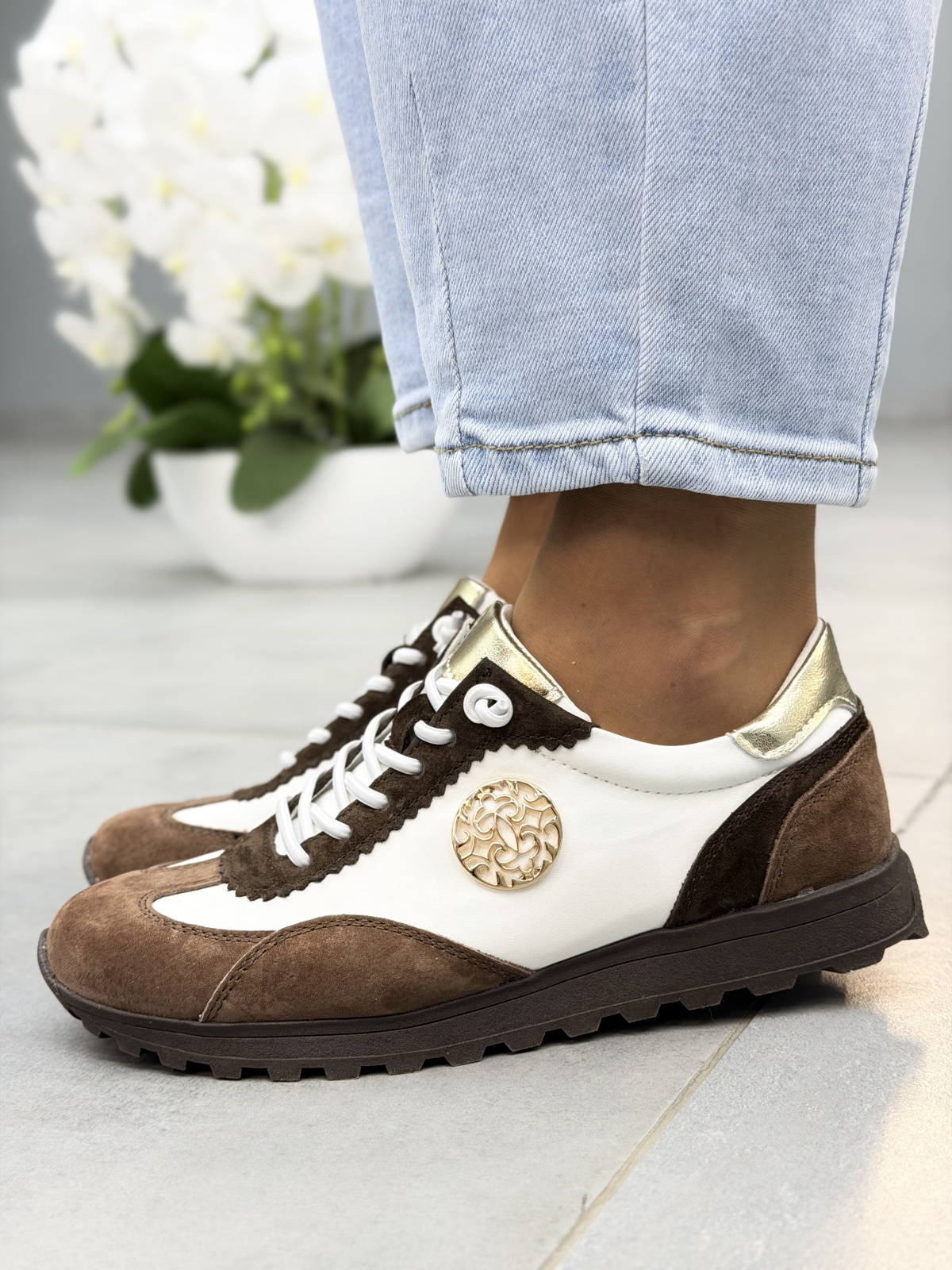 Brązowo-białe sneakersy damskie skórzane casual