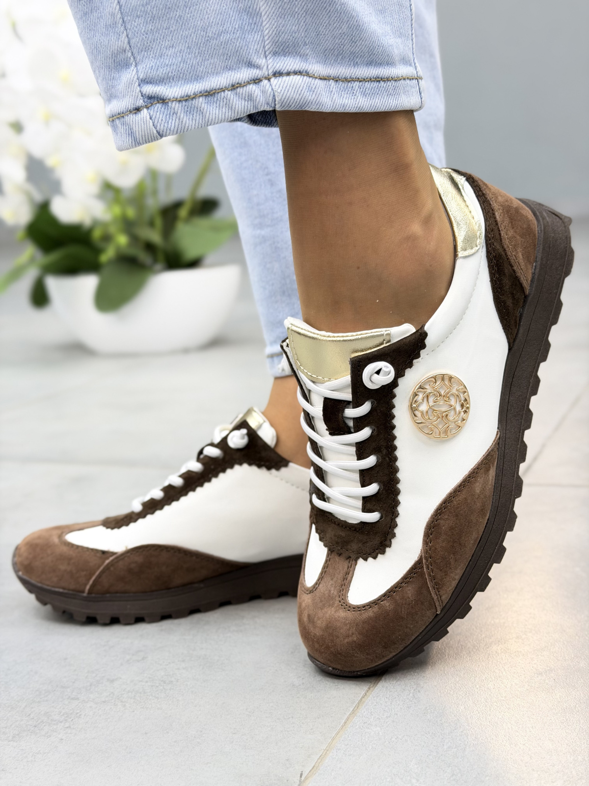 Brązowo-białe sneakersy damskie skórzane casual