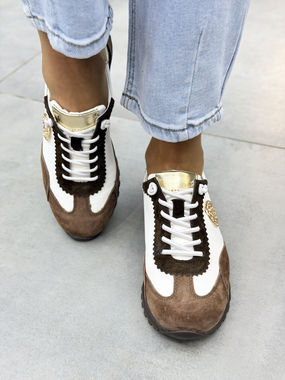 Brązowo-białe sneakersy damskie skórzane casual