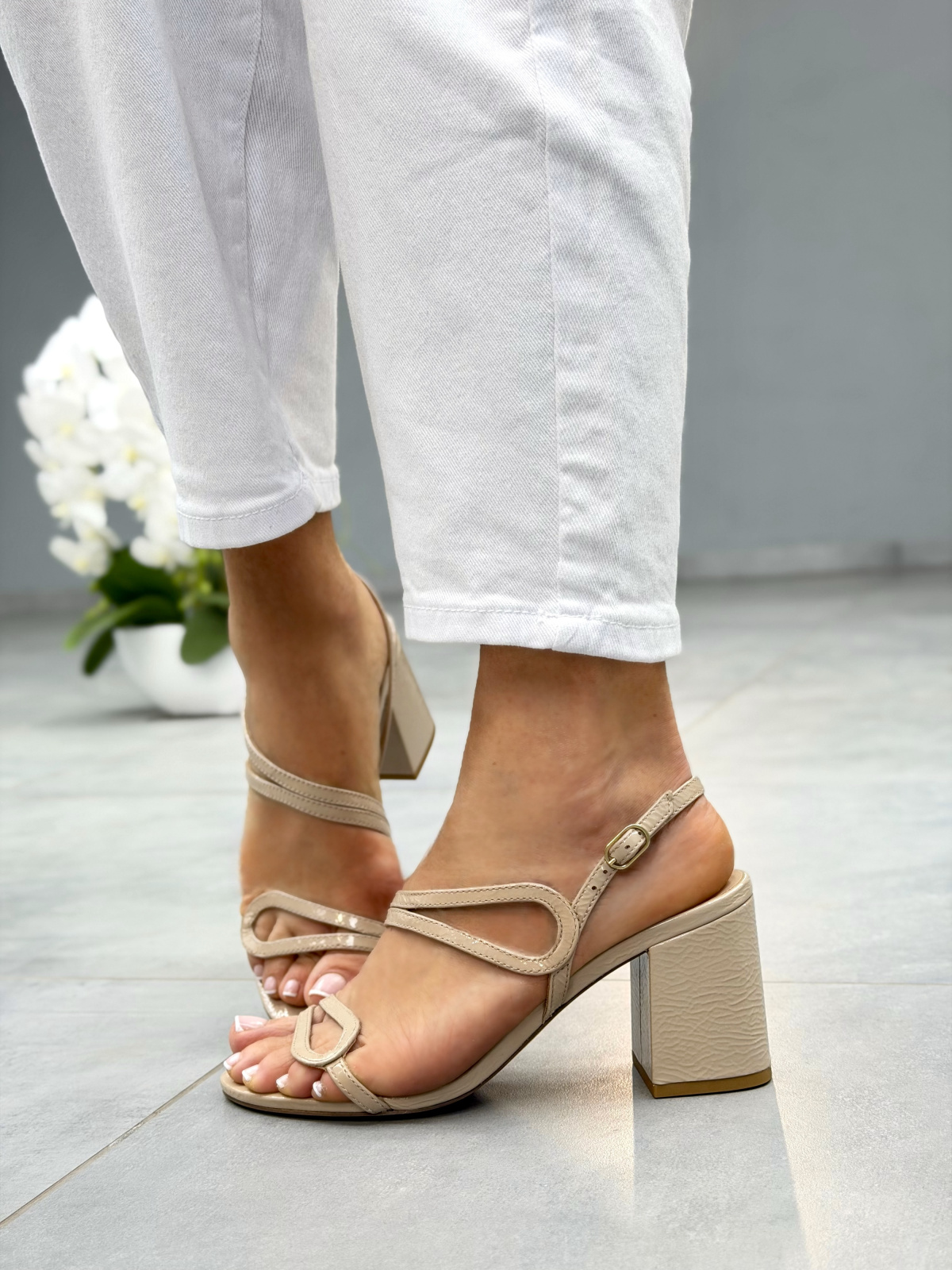 Beżowe sandały damskie na słupku OLEKSY ze skóry naturalnej