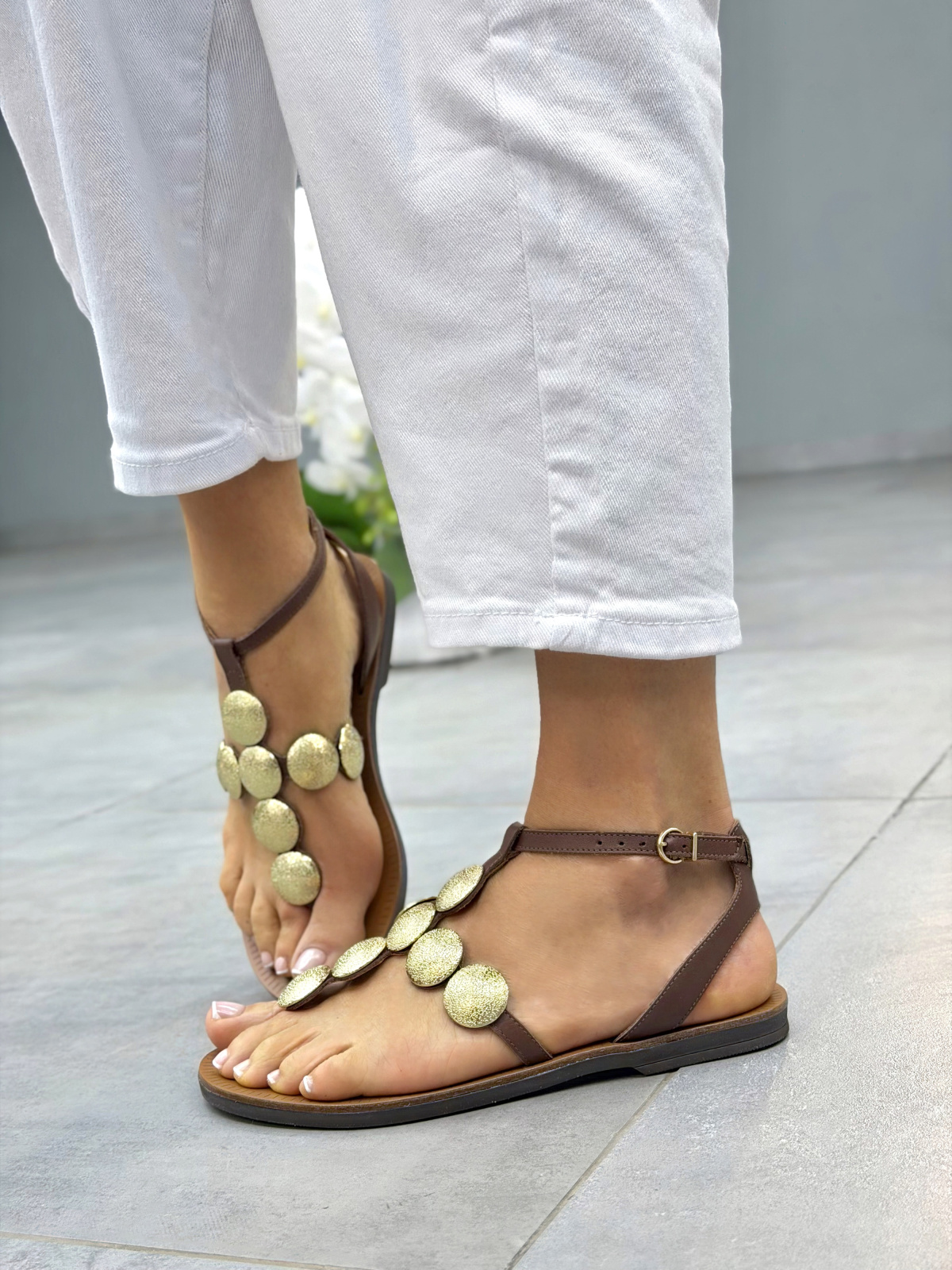 Brązowe sandały japonki damskie OLEKSY ze skóry naturalnej z ozdobą