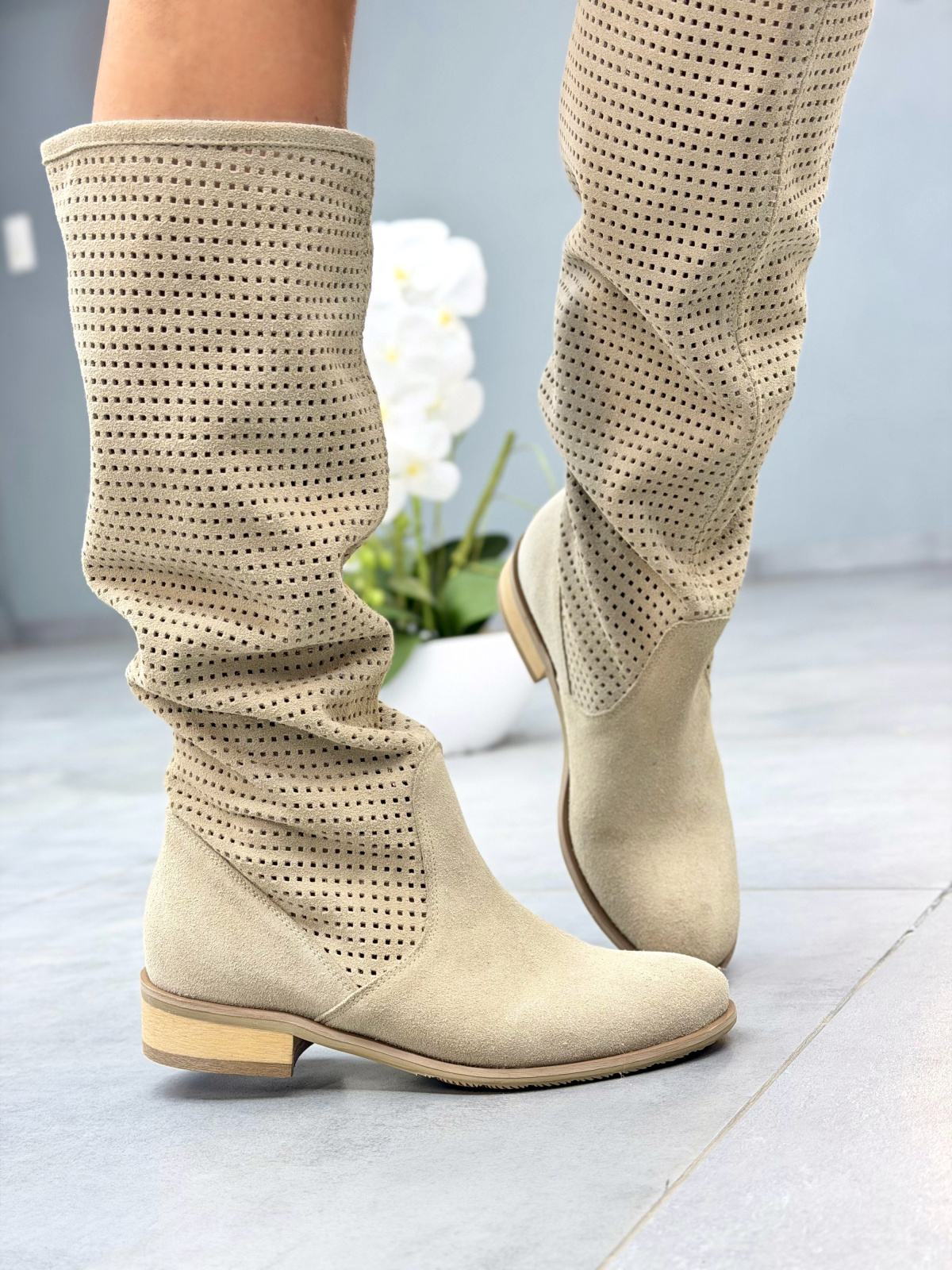 Beżowe ażurowe kozaki damskie skórzane casual OLEKSY