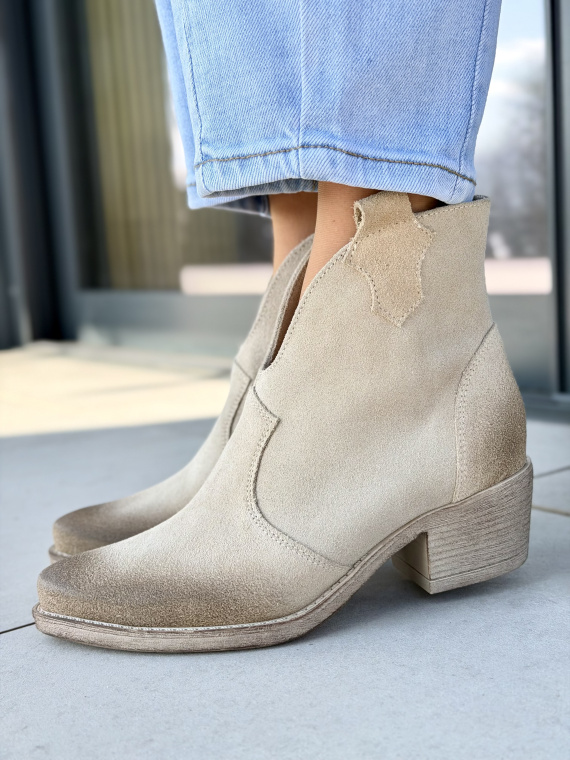 Beżowe kowbojki damskie ze skóry naturalnej OLEKSY