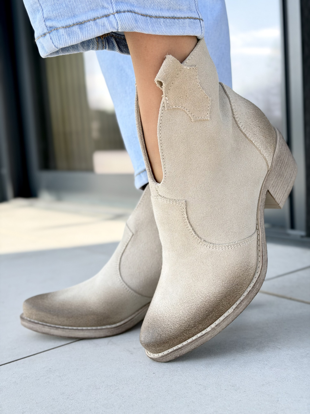 Beżowe kowbojki damskie ze skóry naturalnej OLEKSY