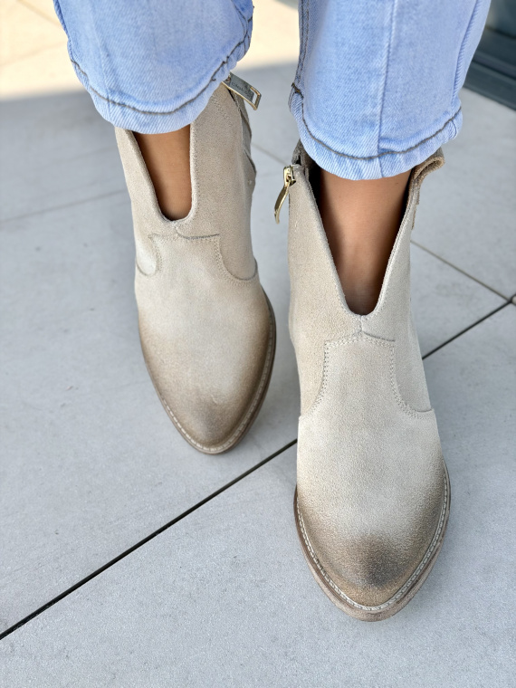 Beżowe kowbojki damskie ze skóry naturalnej OLEKSY