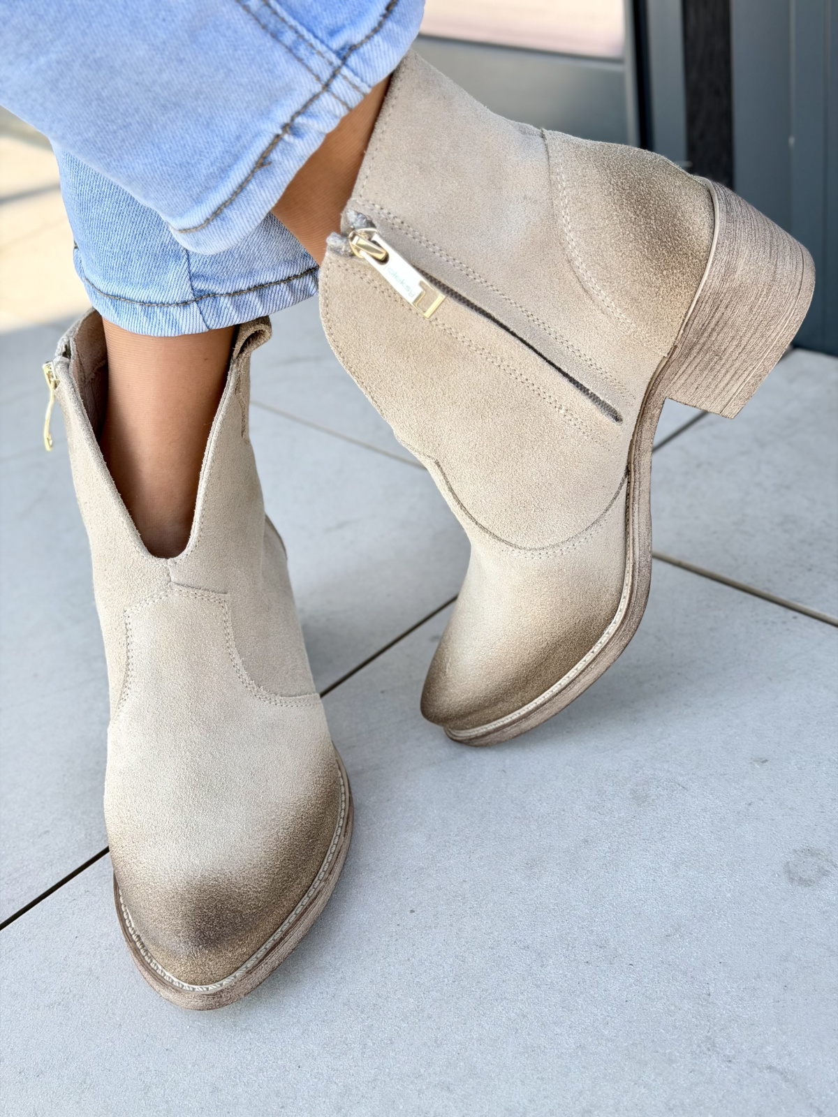 Beżowe kowbojki damskie ze skóry naturalnej OLEKSY