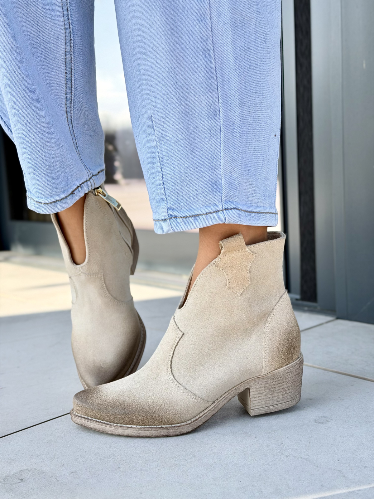 Beżowe kowbojki damskie ze skóry naturalnej OLEKSY