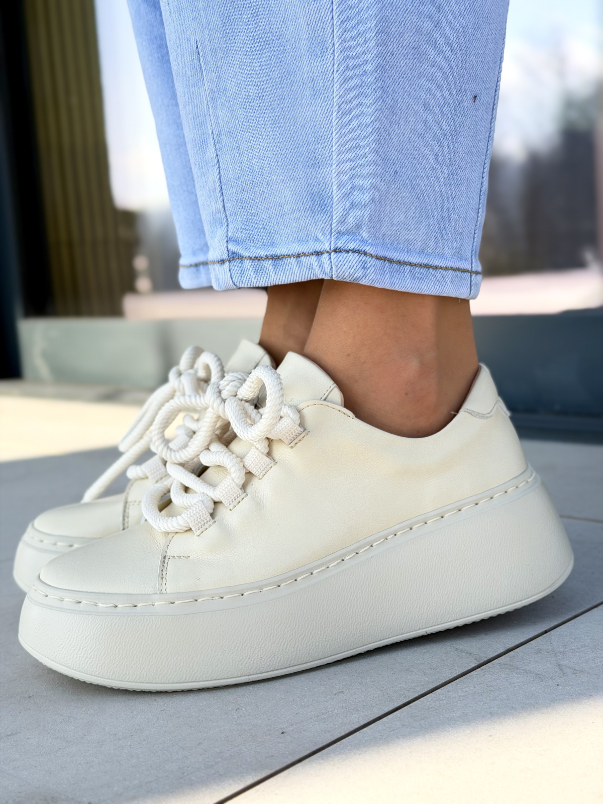 Beżowe sneakersy damskie skórzane OLEKSY na platformie