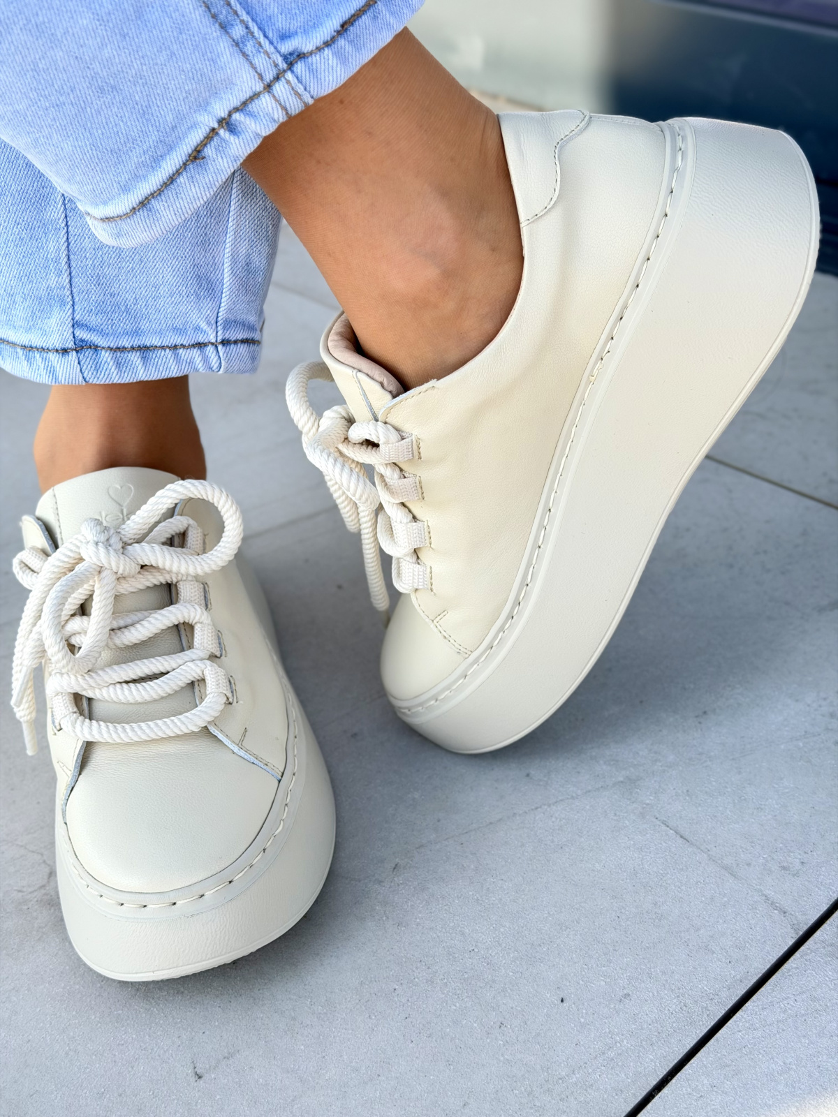 Beżowe sneakersy damskie skórzane OLEKSY na platformie