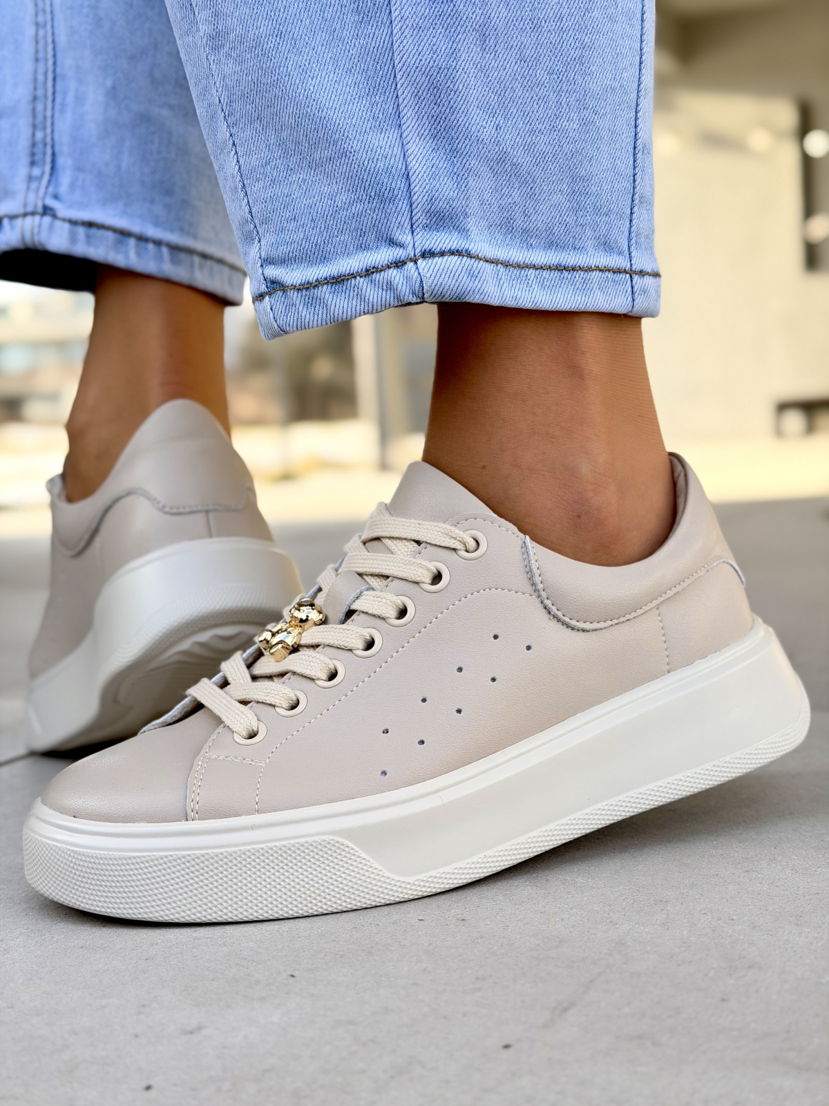 Beżowe sneakersy damskie skórzane na platformie casual