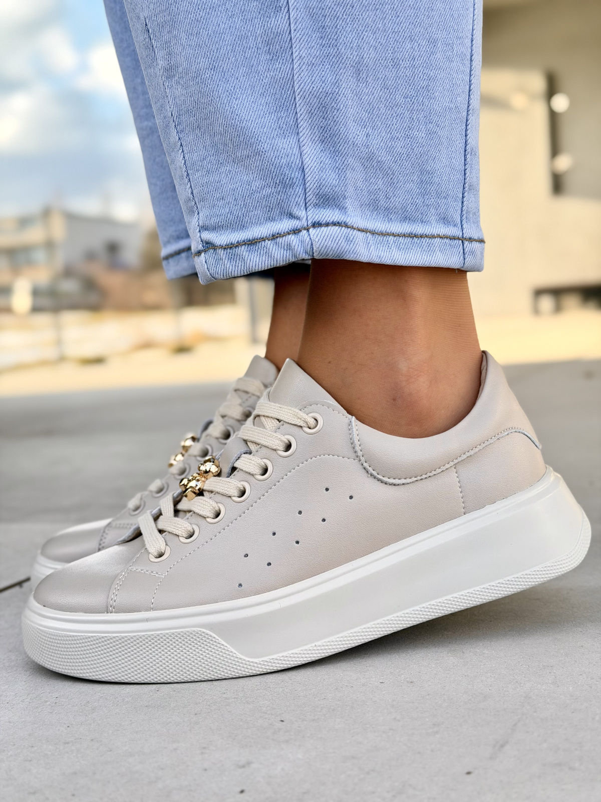 Beżowe sneakersy damskie skórzane na platformie casual